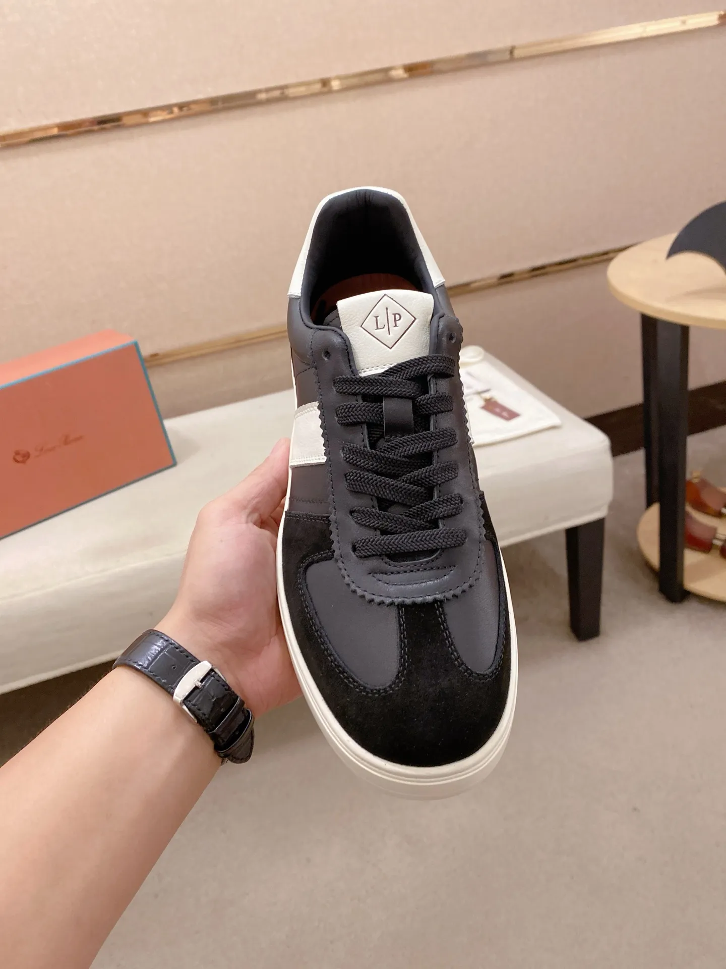 Men's shoes💰: 580💰🔥𝐥𝐨𝐫𝐨 𝐏𝐢𝐚𝐧𝐚 lp classic loafers, an Italian treasure brand, the only brand that can match Hermès! Only after wearing it do we realize that we can’t live up to our feet. The upper is made of imported first-layer cowhide with breathable fly-knit fabric, water-dyed cowhide foot pads, and the official original glass rubber outsole and pendant. Exclusive original packaging (tag ➕ brand paper ➕ outer box ➕ hand bag) code number: 38-44. Can be customized 45-46